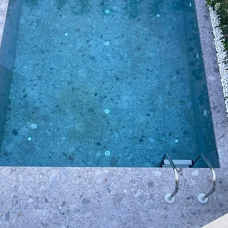 Pearl Pool Luxury غوليم