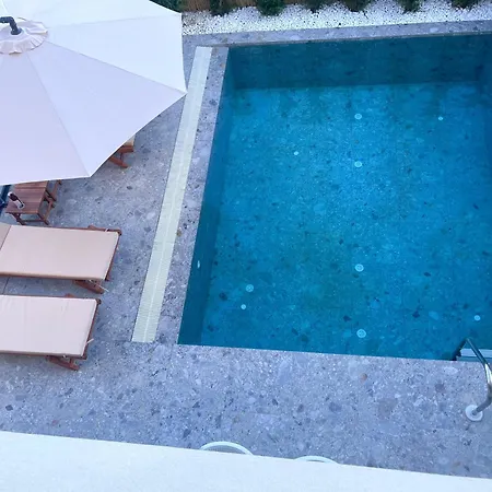 Pearl Pool Luxury